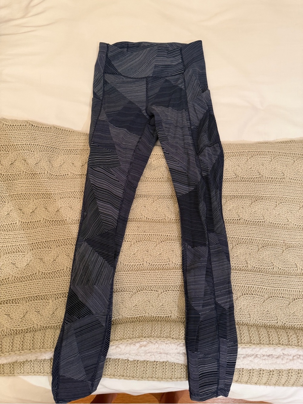 Lululemon blue and white leggings size 4